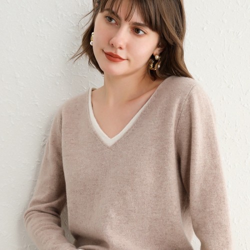 100% Wool Contrasted V-neck Knitted Top